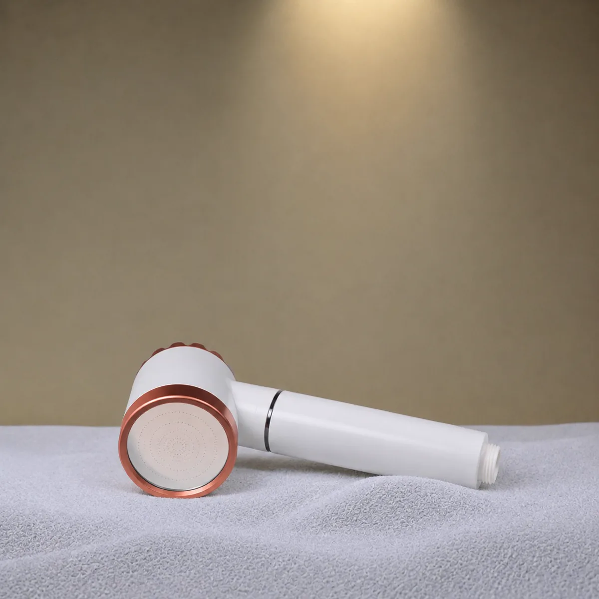 Pommeau Coffee Shower posé sur une serviette blanche