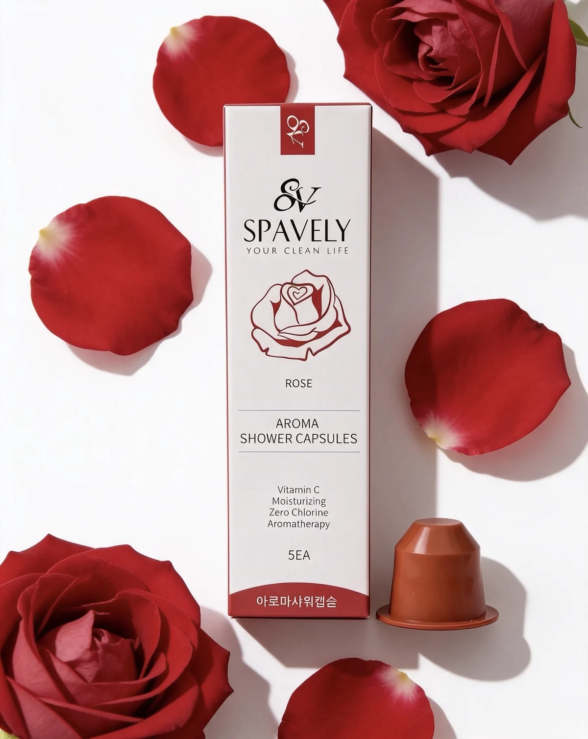 Coffret Rose et sa capsule parmi les pétales