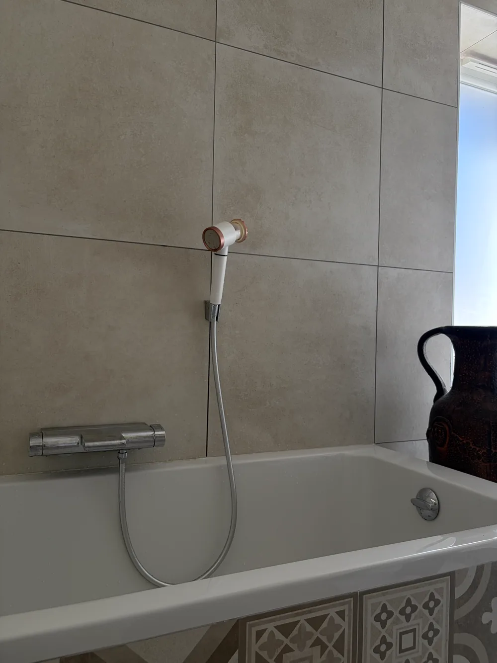 Pommeau Coffee Shower installé au-dessus d'une baignoire